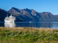 Die MS Artania im hinteren Holandsfjord vor gewaltiger Bergkulisse